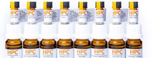 Dãy lọ chất chuẩn HPC Standards GmbH với nhãn ghi số mã, số lô, hạn dùng, công thức phân tử và số CAS