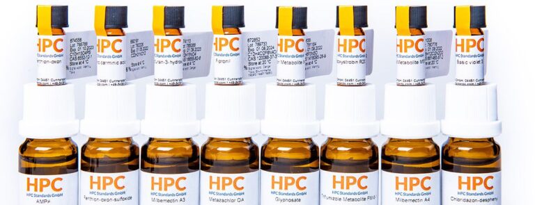 Dãy lọ chất chuẩn HPC Standards GmbH với nhãn ghi số mã, số lô, hạn dùng, công thức phân tử và số CAS
