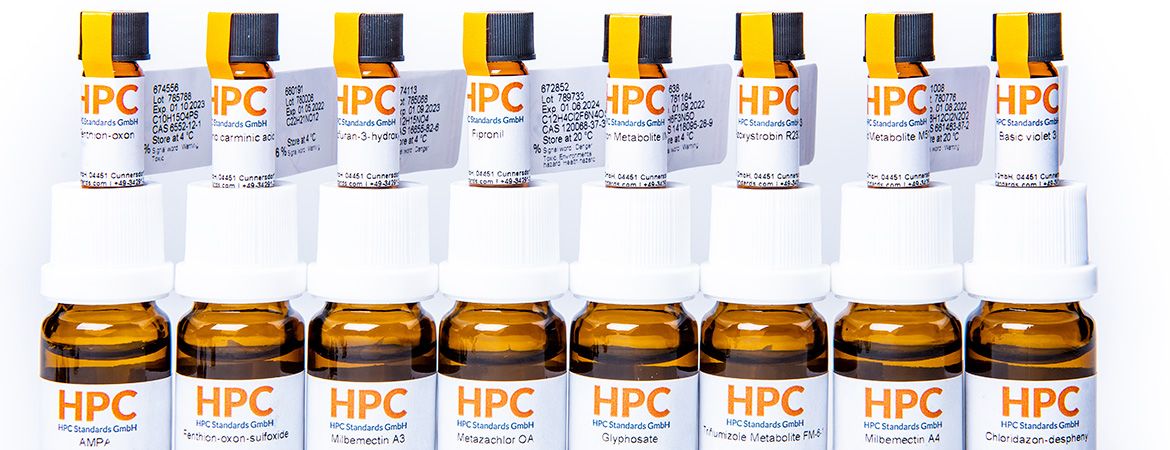 Dãy lọ chất chuẩn HPC Standards GmbH với nhãn ghi số mã, số lô, hạn dùng, công thức phân tử và số CAS
